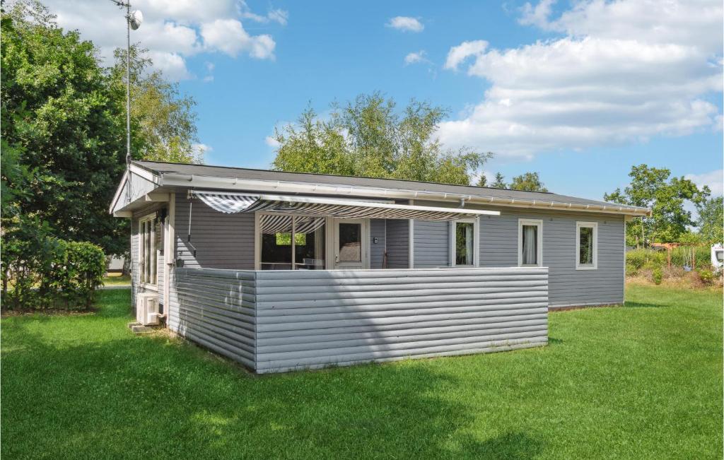 ØrstedにあるBeautiful Home In Ørsted With Wifiの庭の小屋