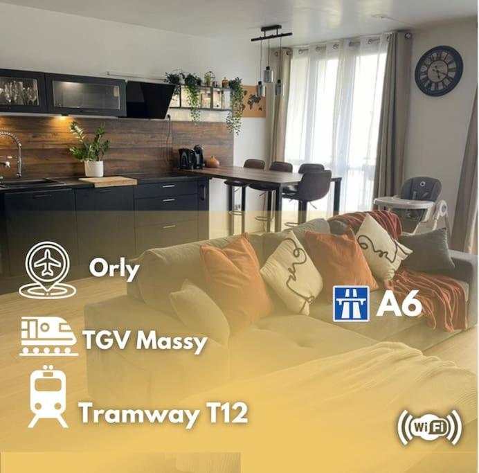 Cette chambre comprend un lit avec des oreillers. dans l'établissement Escapade à 15 mn de L'aéroport Orly 20mn de paris, à Chilly-Mazarin