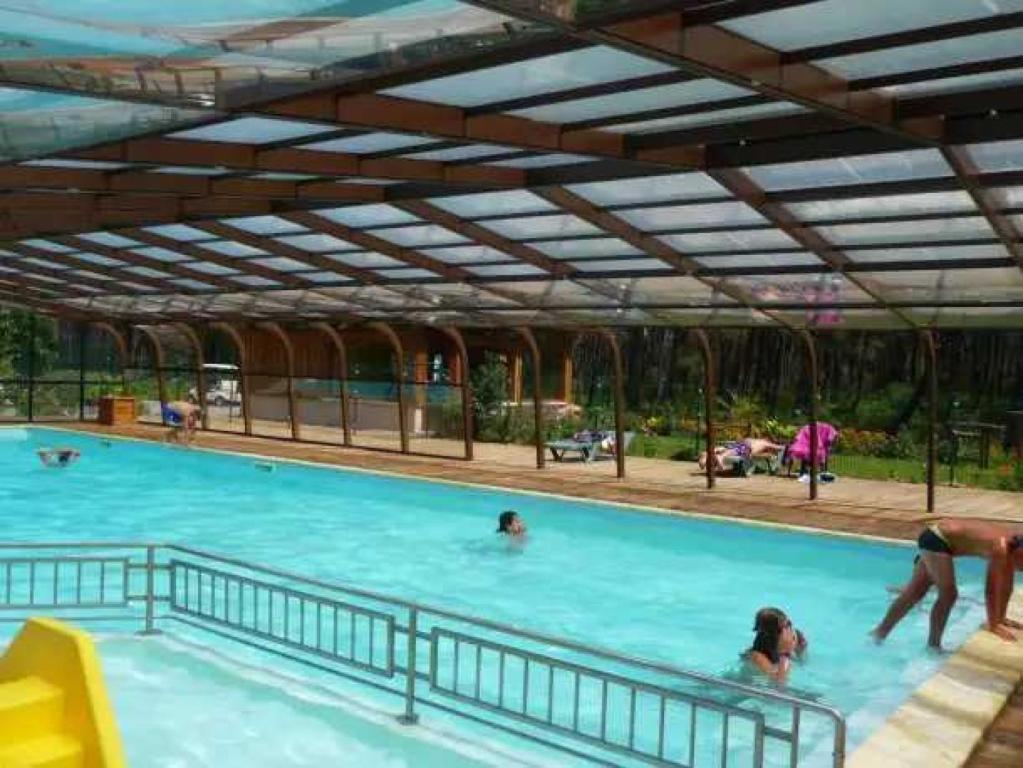 Bazén v ubytování Camping 4 étoiles - Piscine - eebe0d nebo v jeho okolí