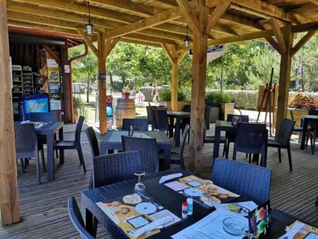Restaurace v ubytování Camping 4 étoiles - Piscine - eebe0d