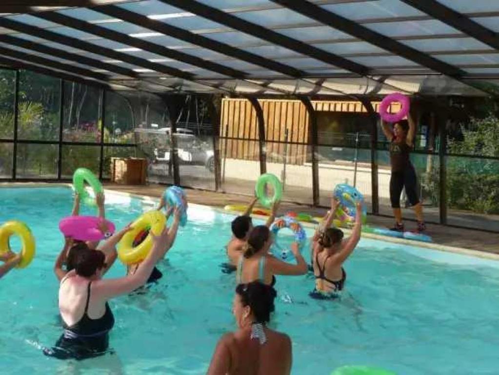 Bazén v ubytování Camping 4 étoiles - Piscine - eebe0d nebo v jeho okolí