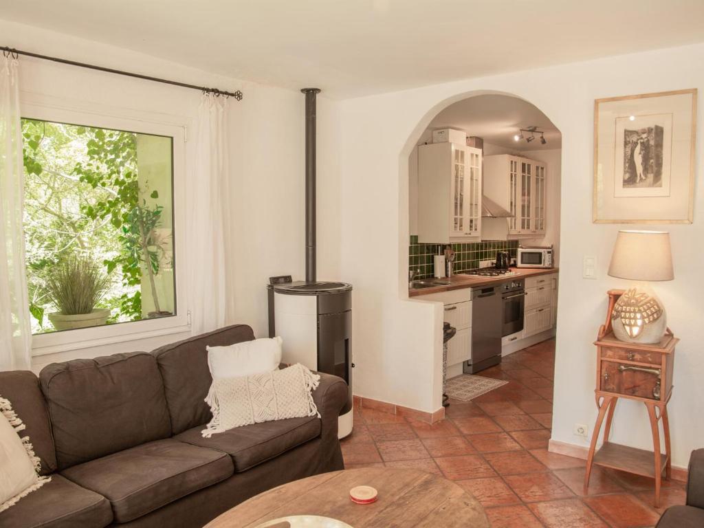 salon z kanapą i kuchnią w obiekcie Villa Martinet w mieście Carpentras