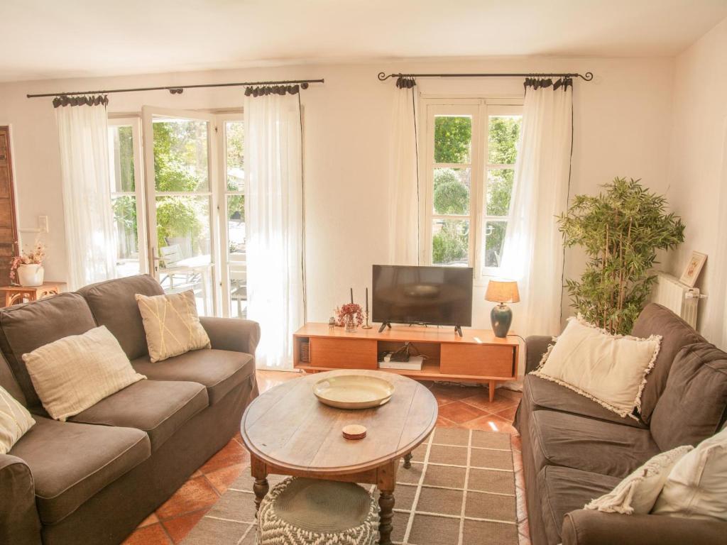 salon z 2 kanapami i stolikiem kawowym w obiekcie Villa Martinet w mieście Carpentras
