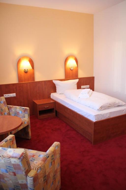 Postel nebo postele na pokoji v ubytování Hotel Thüringer Hof