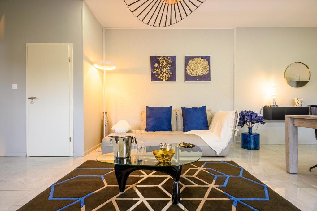 un soggiorno con un divano e un tavolo di Le Charles 1 a Montbéliard