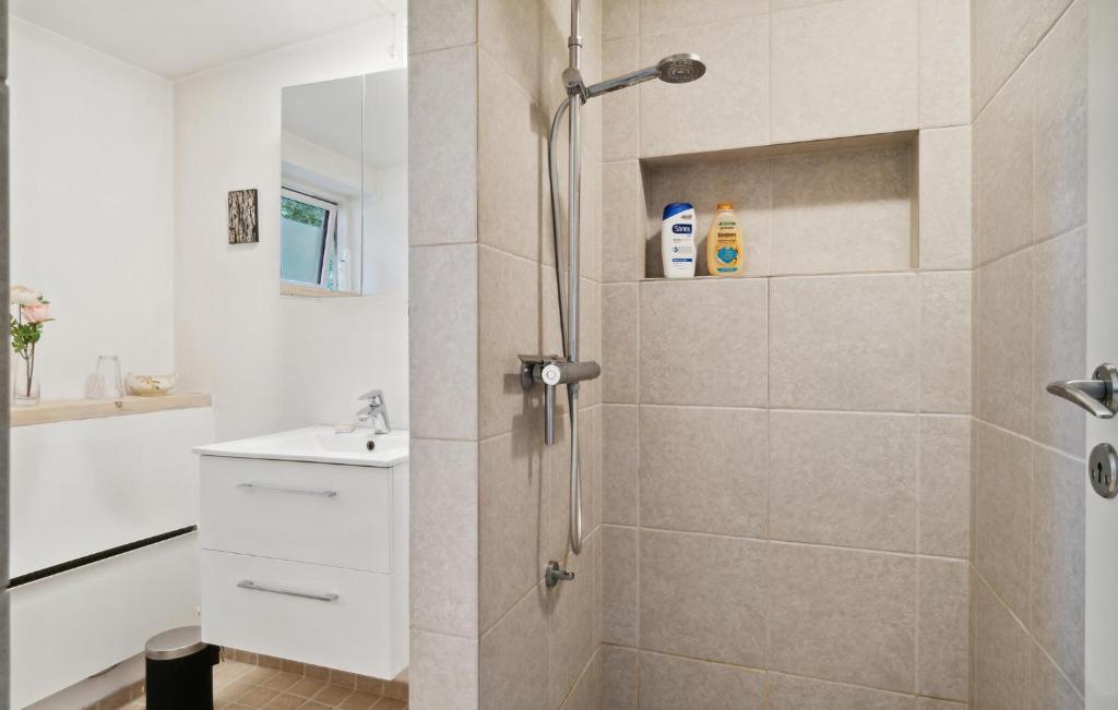 Koupelna v ubytování Pet Friendly Home In Glesborg With Wifi
