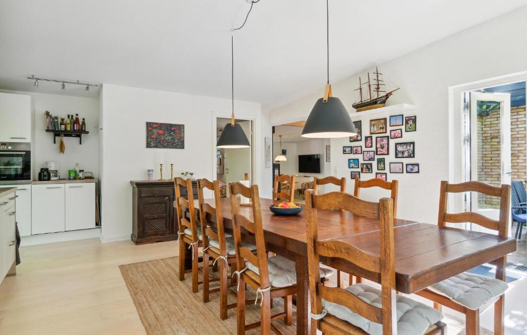 Kuchyň nebo kuchyňský kout v ubytování Pet Friendly Home In Glesborg With Wifi