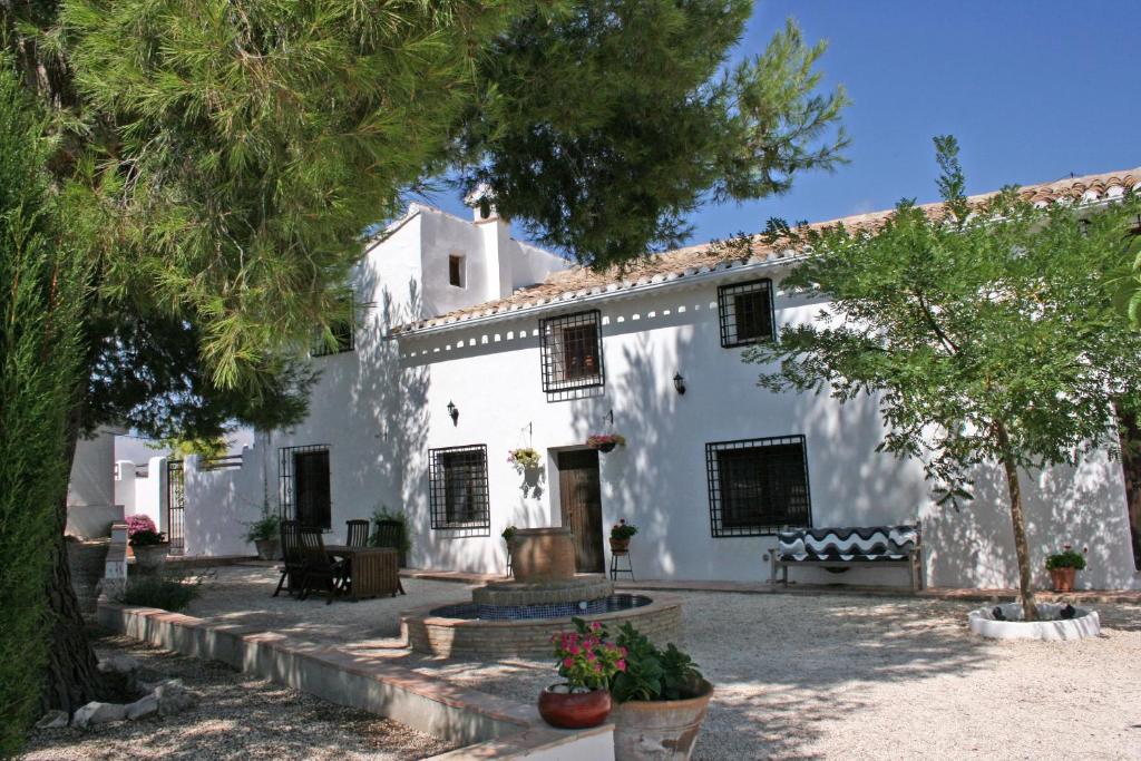 an exterior view of the house at Hotel Casa Pedro Barrera in Almudema
