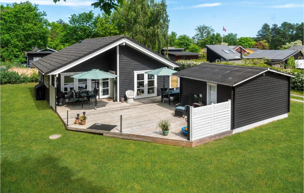 an overhead view of a house with a deck at Gorgeous Home In Samsø With Kitchen in Onsbjerg