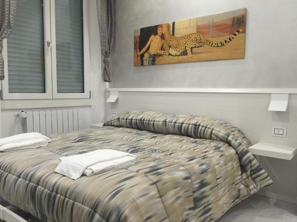 una camera da letto con un letto e due asciugamani di Picaflor Art & Rooms a Milano
