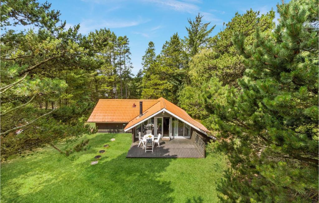 ホにあるHoliday Home Nørballevej Ivの森の家屋上景