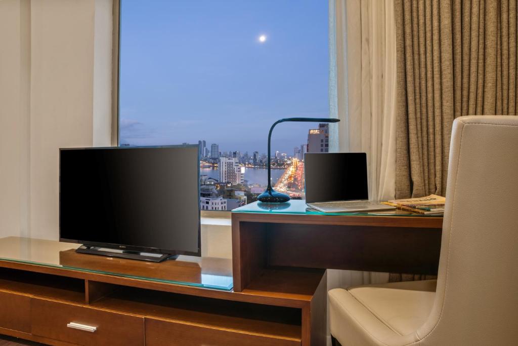 TV a/nebo společenská místnost v ubytování Mitisa Hotel Da Nang - Near Dragon Bridge