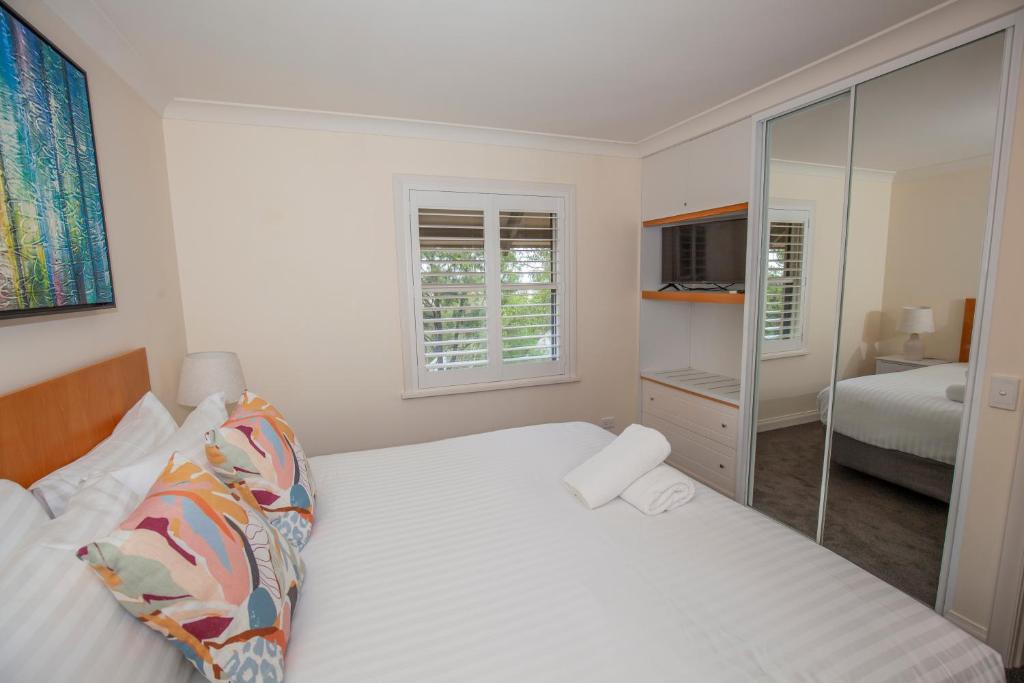 Postel nebo postele na pokoji v ubytování Villa Paradiso - 2 Bedroom Private Villa located within Cypress Lakes Resort