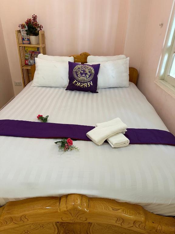 Postel nebo postele na pokoji v ubytování Nhà nghỉ Nghĩa Nhân