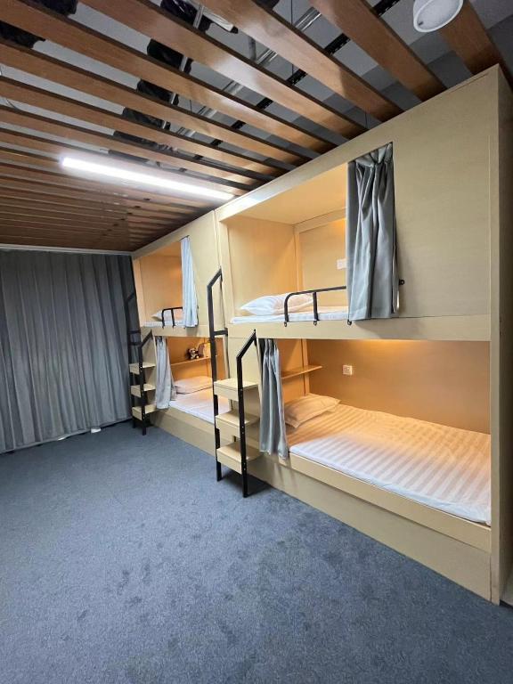Postel nebo postele na pokoji v ubytování Zhihexing Youth Hostel-知和行青年酒店