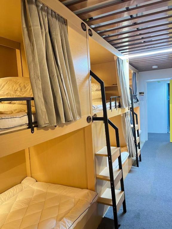 Postel nebo postele na pokoji v ubytování Zhihexing Youth Hostel-知和行青年酒店