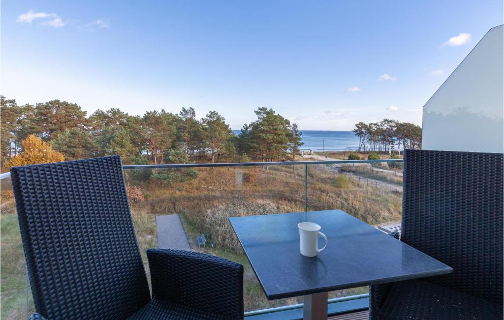 ビンツにあるPrincessの海が見えるバルコニーにテーブルと椅子がある