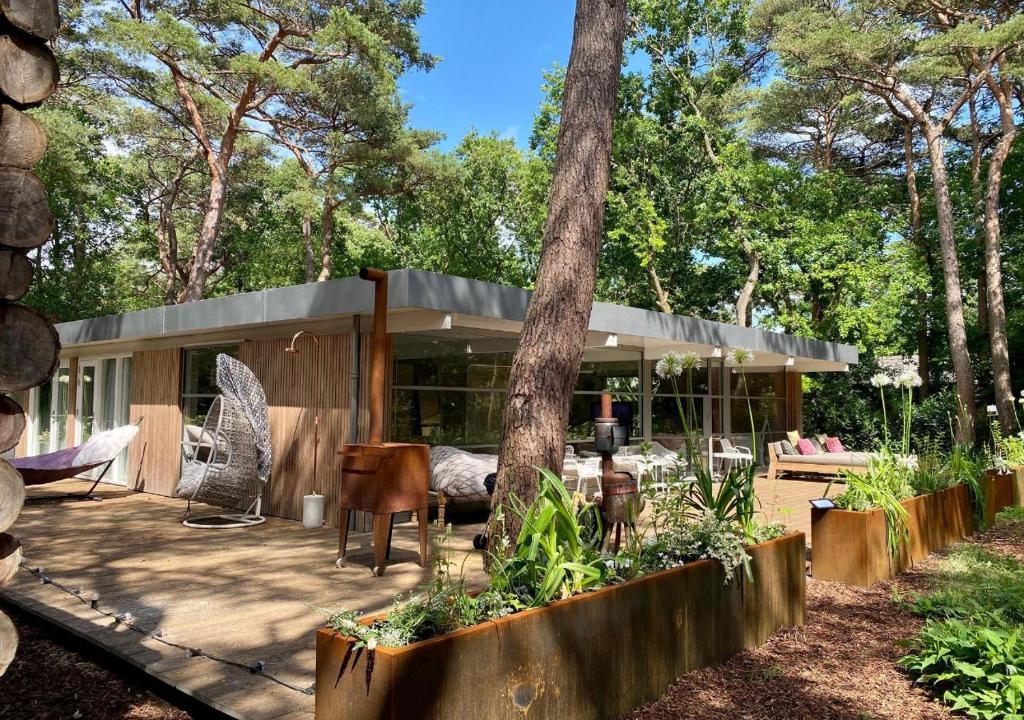 una casa en el bosque con un árbol en Magical Woods, en Bergen
