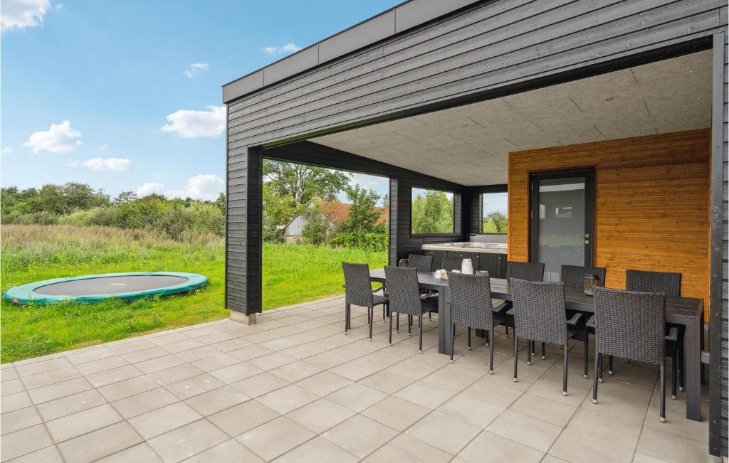 Bazén v ubytování Awesome Home In Løgstrup With Kitchen nebo v jeho okolí