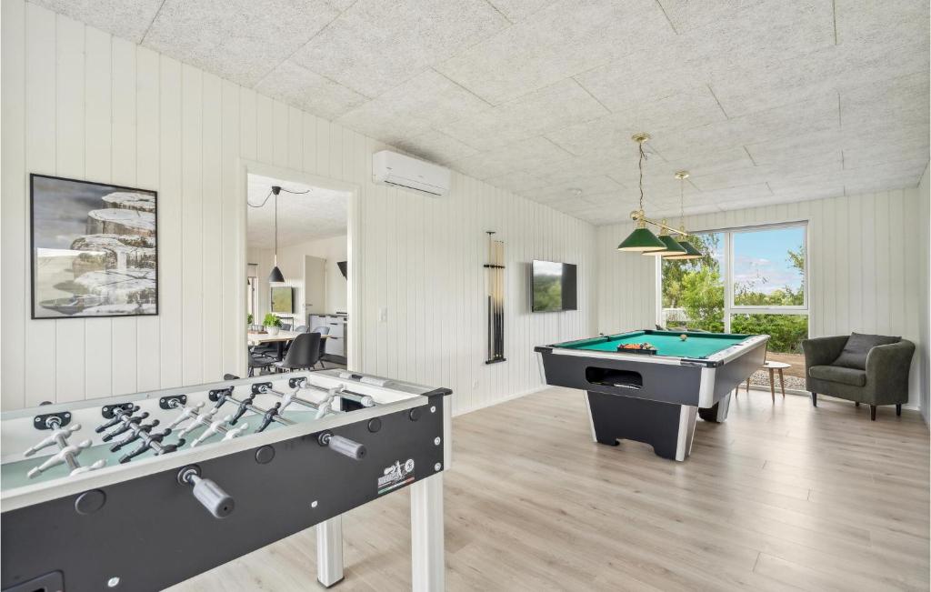 Biliár nebo kulečník v ubytování Awesome Home In Løgstrup With Kitchen