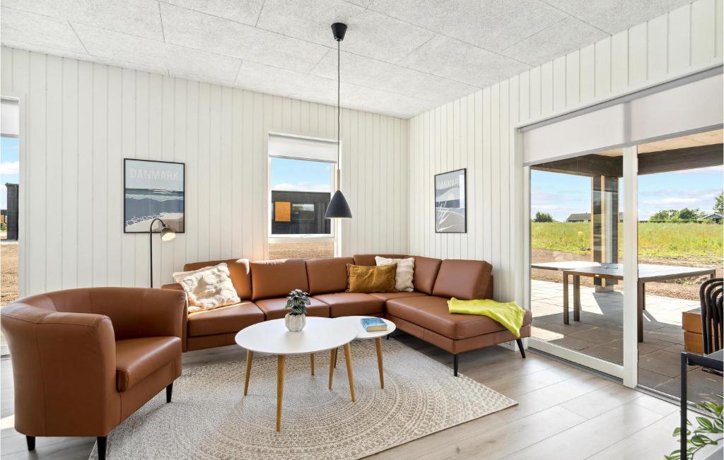 Posezení v ubytování Awesome Home In Løgstrup With Kitchen