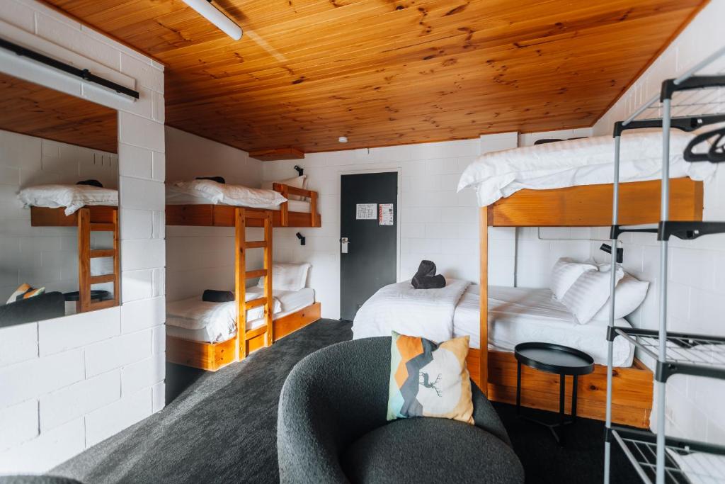 Кровать или кровати в номере Lakeside Falls Creek
