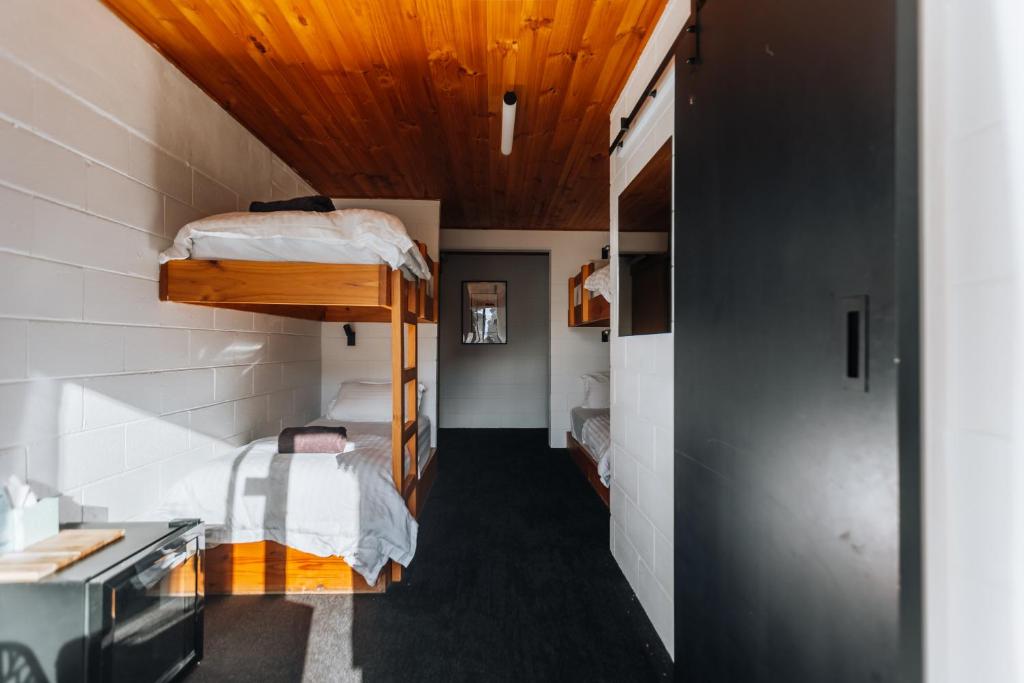 Кровать или кровати в номере Lakeside Falls Creek