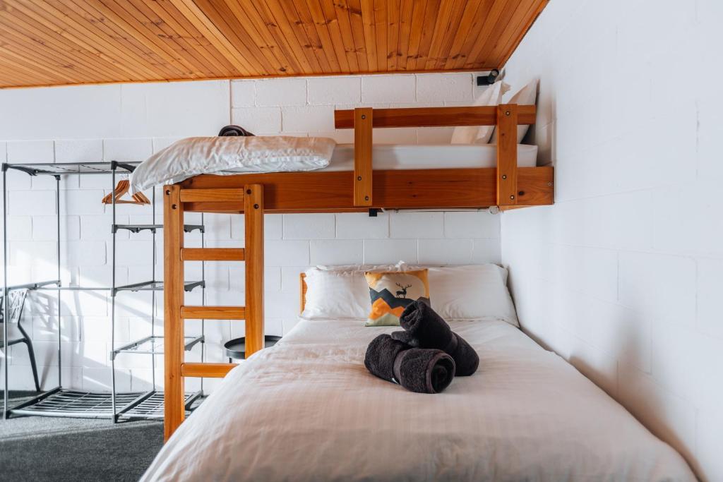 Кровать или кровати в номере Lakeside Falls Creek