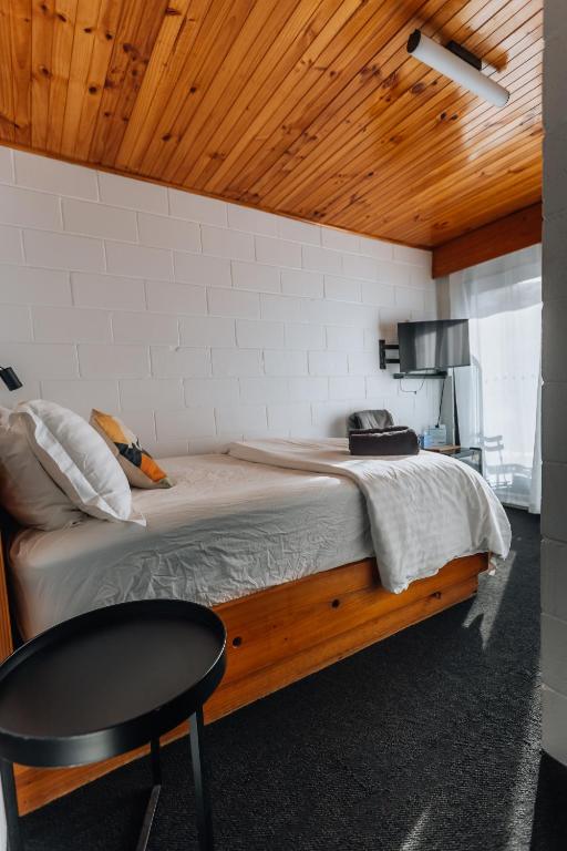 Кровать или кровати в номере Lakeside Falls Creek