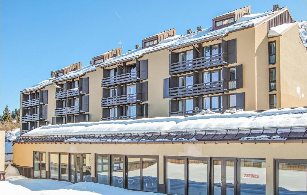 a building with snow on top of it at Cozy Apartment In Vason With Kitchen in Vason