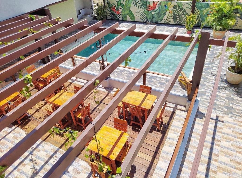 an overhead view of a pool with tables and chairs at Hotel Rodadero Relax in Gaira
