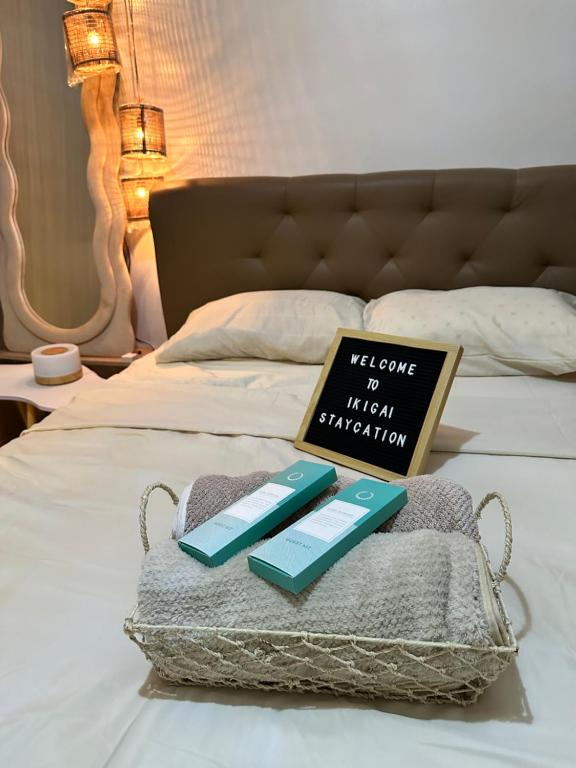 Ένα ή περισσότερα κρεβάτια σε δωμάτιο στο Ikigai Staycation by Trees Residences