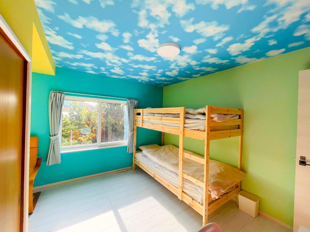 Postel nebo postele na pokoji v ubytování Tomato Cube