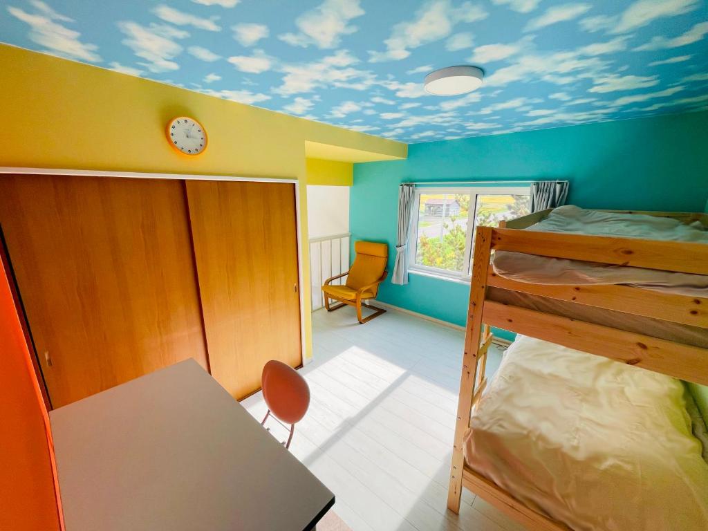 Postel nebo postele na pokoji v ubytování Tomato Cube