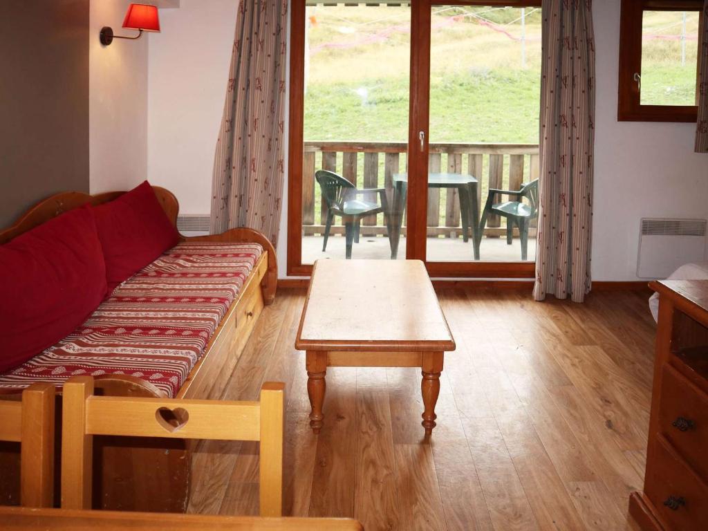 un salon avec un canapé et une table dans l'établissement Appartement ski aux pieds avec piscine & sauna pour 6 pers - FR-1-322-659, aux Orres