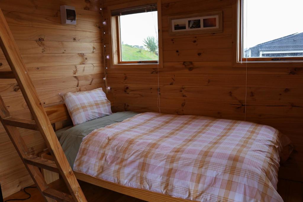 Postel nebo postele na pokoji v ubytování Kauri Ora Farmstay