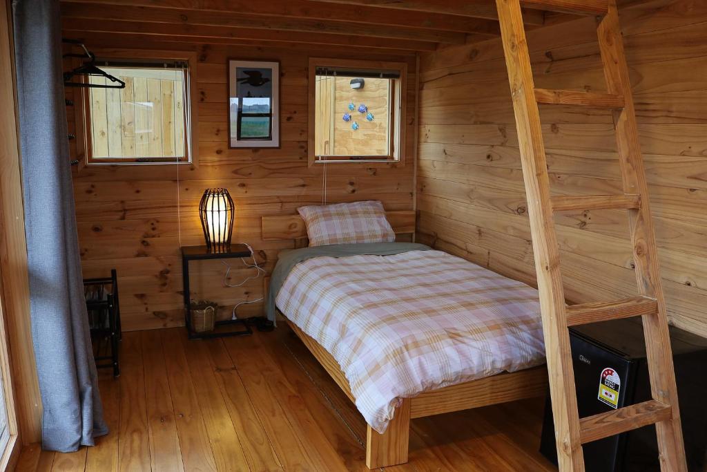 Postel nebo postele na pokoji v ubytování Kauri Ora Farmstay