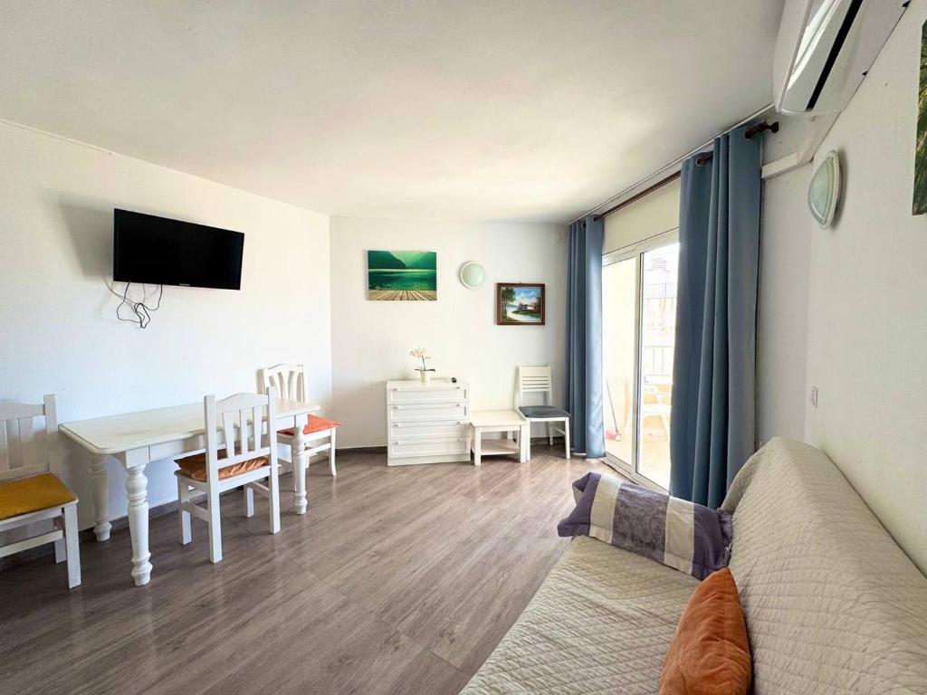 TV a/nebo společenská místnost v ubytování Apartsalou Bilbao