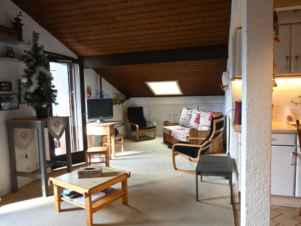 un salon avec un canapé et une table dans l'établissement Confortable 3 pièces, 6 pers, balcon sud, proche télésiège, animaux OK, parking, WiFi - FR-1-676-202, à Châtel