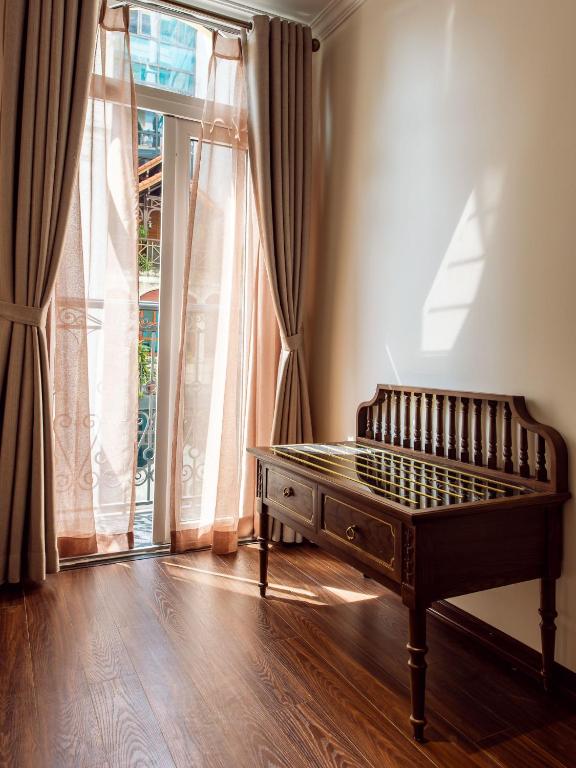 Postel nebo postele na pokoji v ubytování Hanoi Tirant Hotel