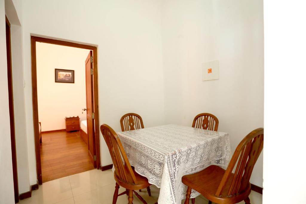 Posezení v ubytování Urban Garden Vacation Rental