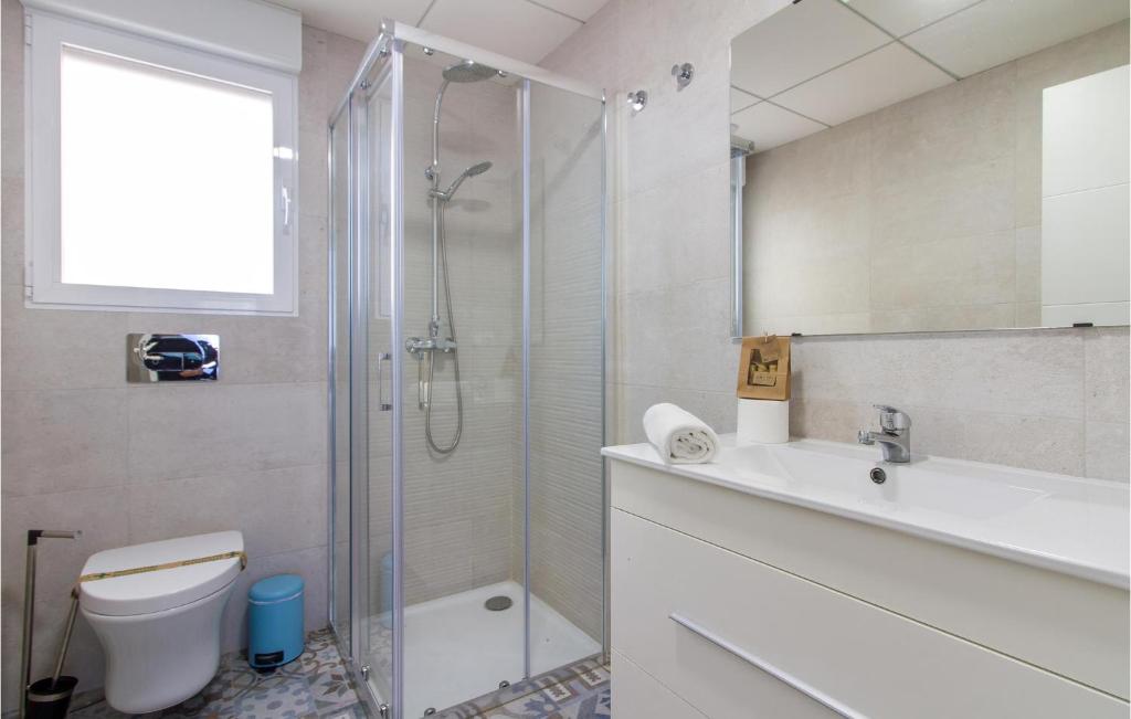 A bathroom at 3 Bedroom Cozy Apartment In Denia