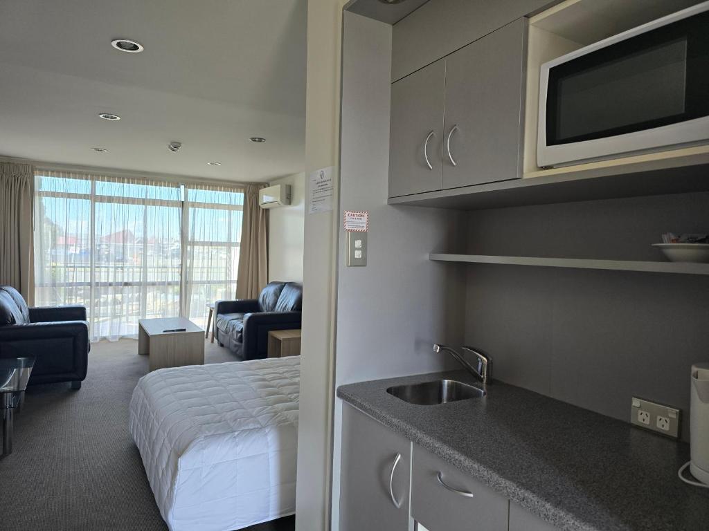 Kuchyň nebo kuchyňský kout v ubytování Bluewater Hotel