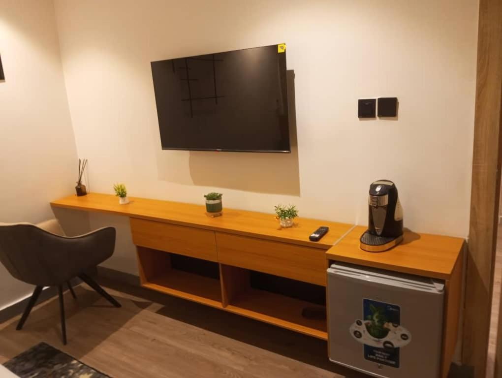 TV a/nebo společenská místnost v ubytování Enzo Apartments
