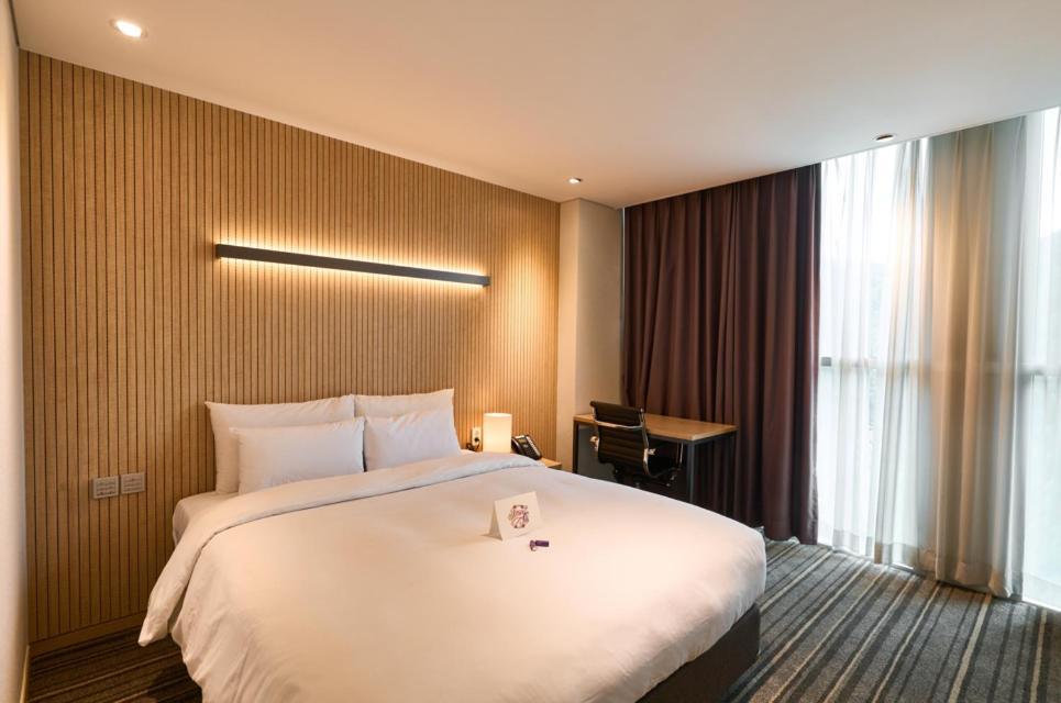 Postel nebo postele na pokoji v ubytování Hotel Square Ansan