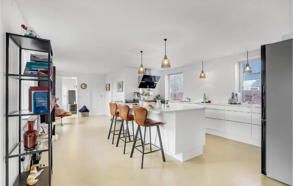 Kuchyň nebo kuchyňský kout v ubytování Gorgeous Home In Sunds With Kitchen