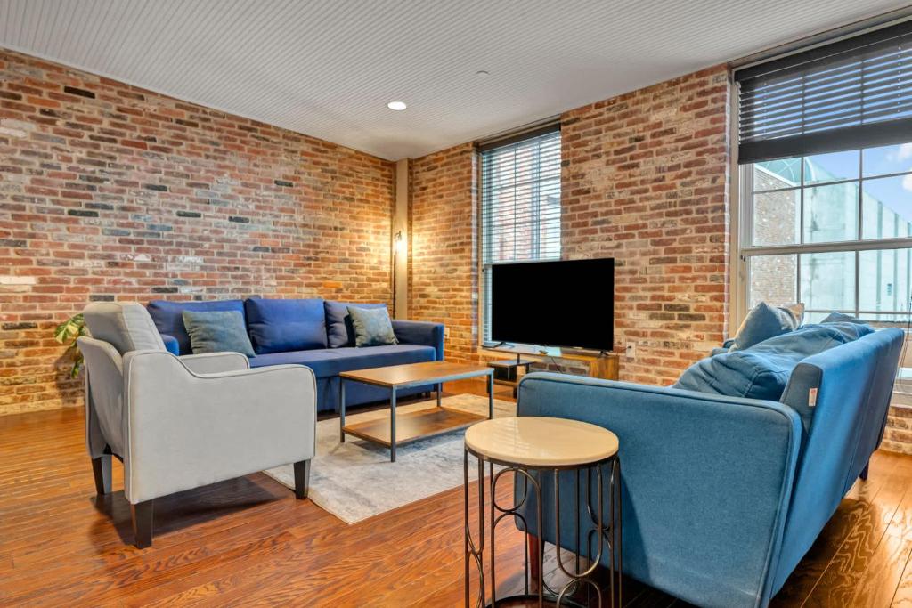 Et tv og/eller underholdning på Ideal Spot Near 4th Street Live & Local Dining