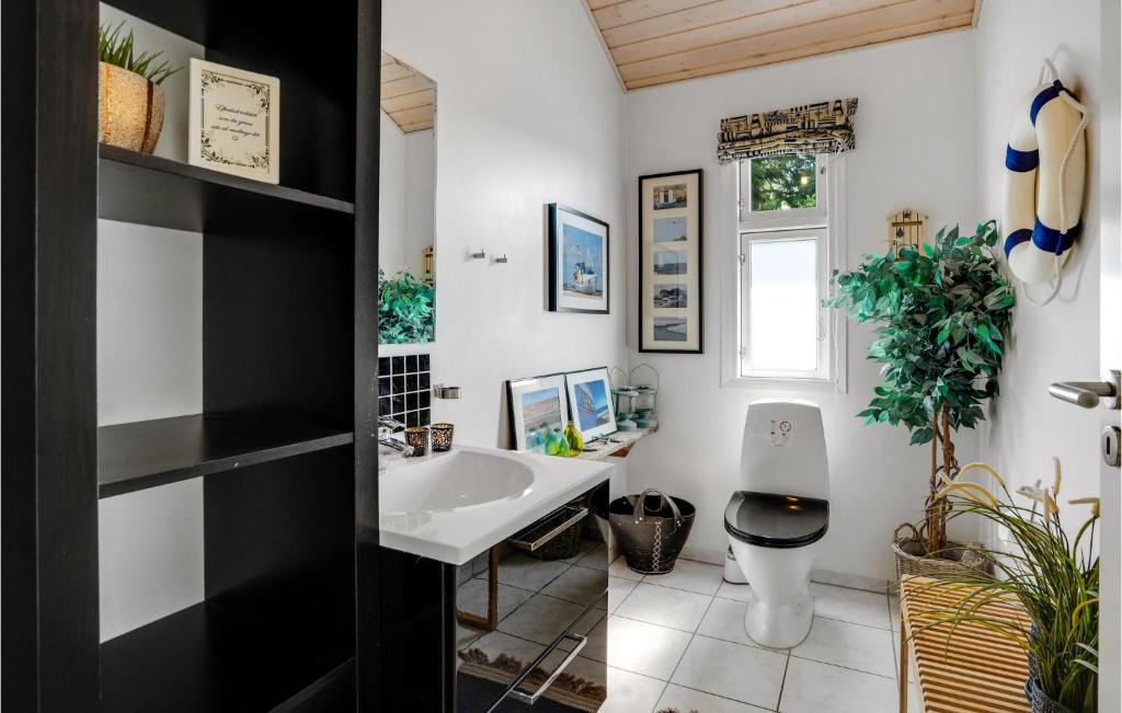 Fotografie z fotogalerie ubytování Amazing Home In Tarm With Kitchen v destinaci Tarm