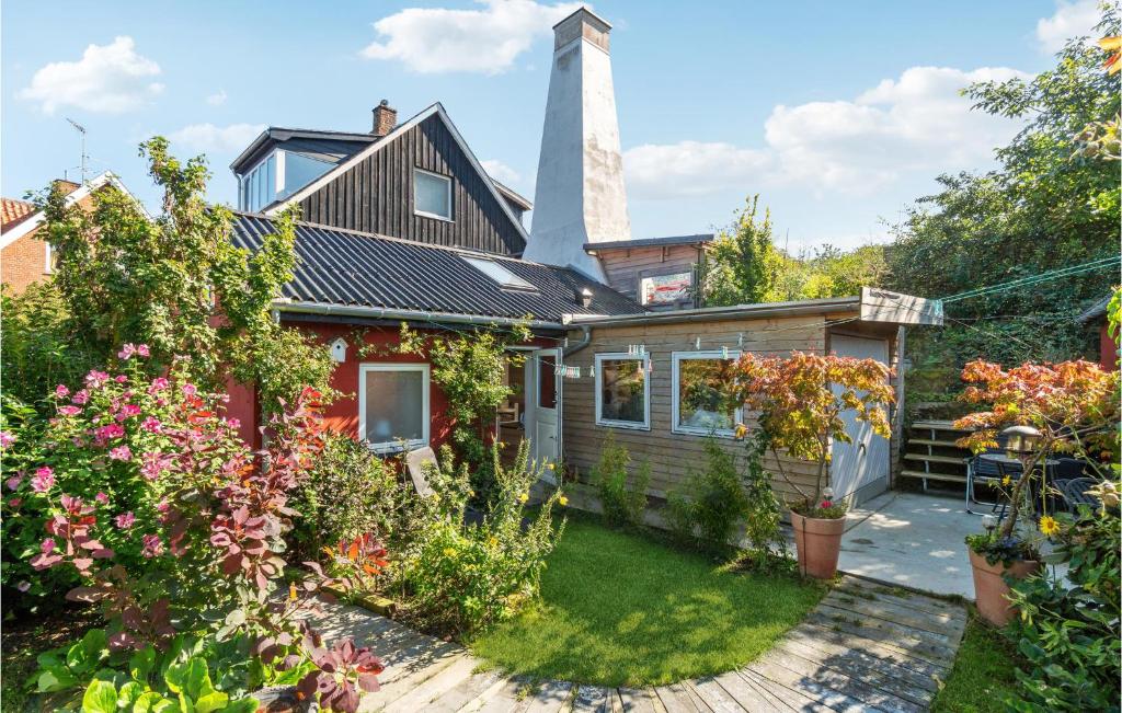 una vista exterior de una casa con jardín en Lovely Apartment In Allinge With Wifi, en Allinge