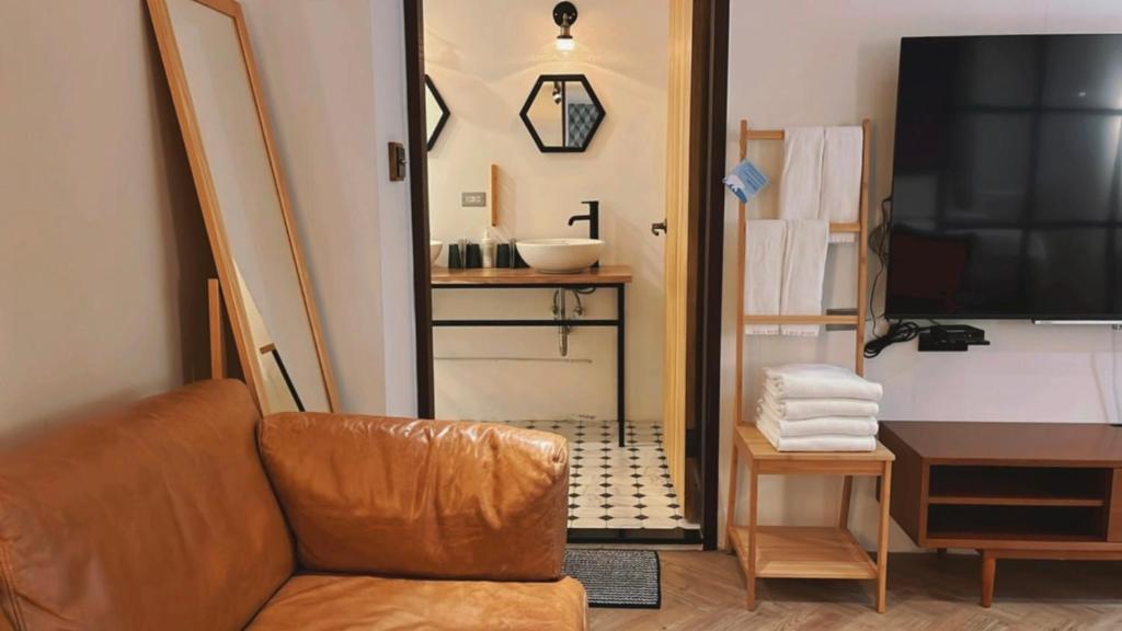 TV a/nebo společenská místnost v ubytování Chill Roof Hotel